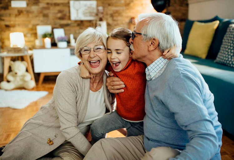 Abuelos con nieta